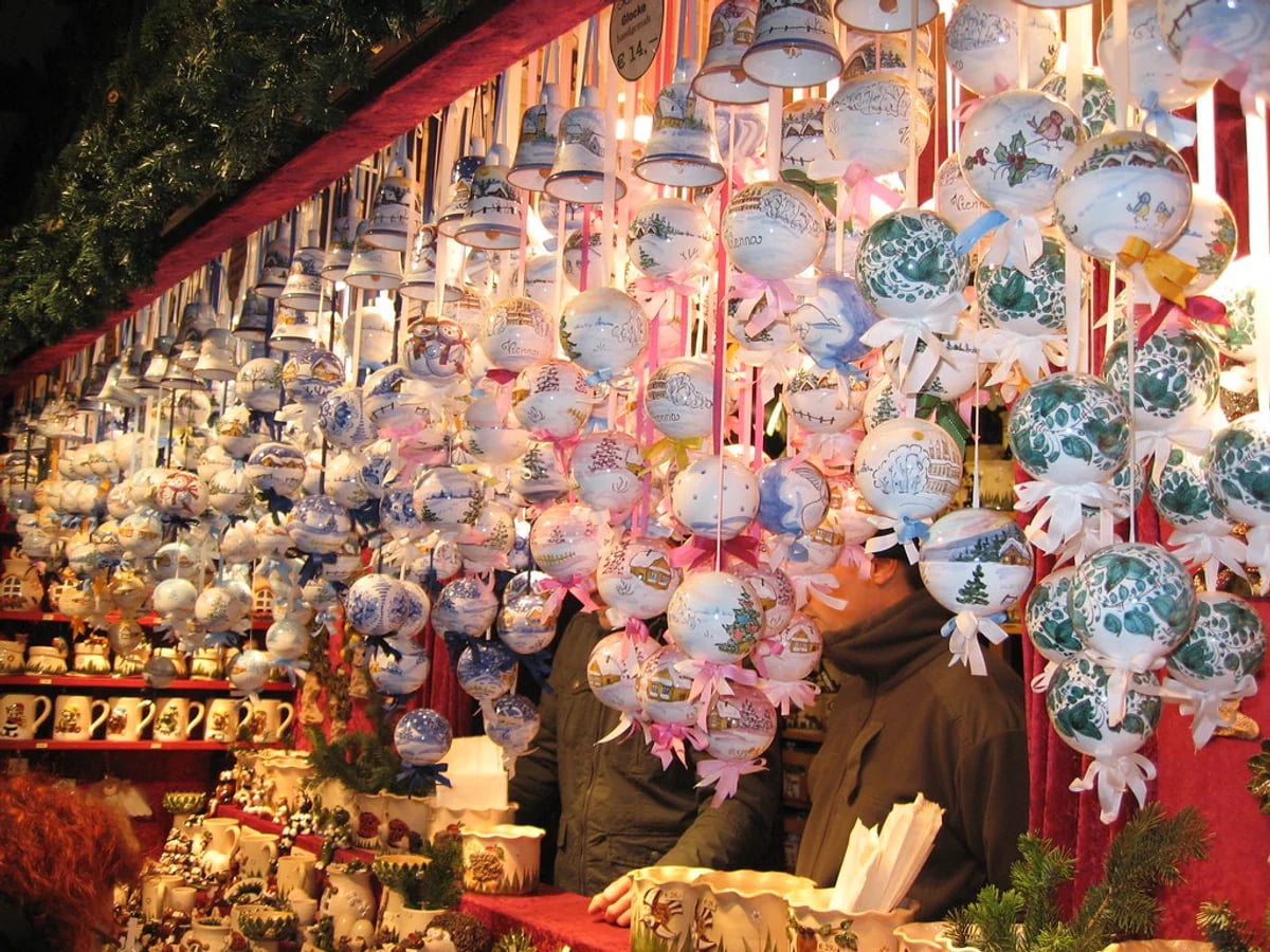 Romantischer Weihnachtsmarkt hand-painted ornaments Regensburg magical atmosphere Schloss Thurn und Taxis