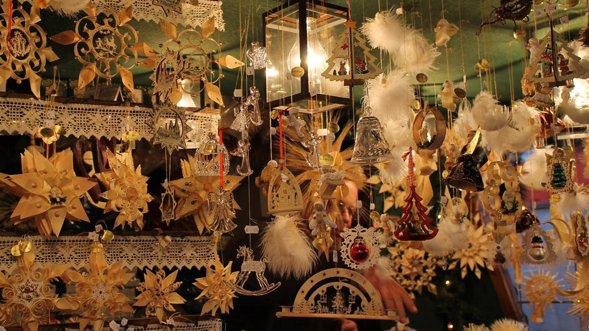 Romantischer Weihnachtsmarkt handcrafted ornaments Regensburg warm glow Schloss Thurn und Taxis