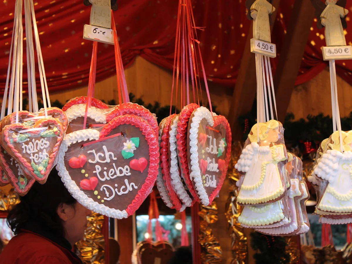 Handcrafted gingerbread hearts at ventsmarkt in Regensburg, warm festive atmosphere at Spitalgarten, St. Katharinenspital