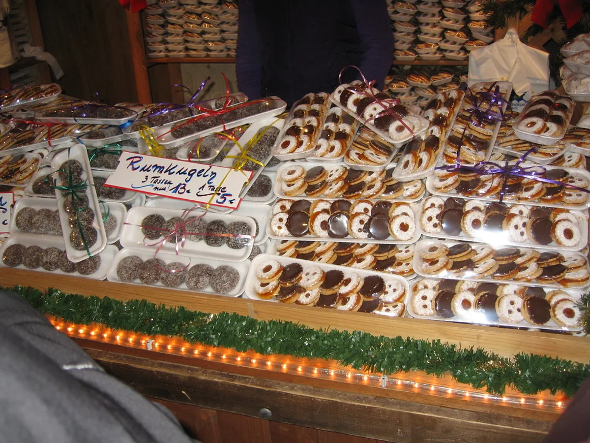 ventsmarkt traditional pastry stall Regensburg warm festive atmosphere Spitalgarten, St. Katharinenspital