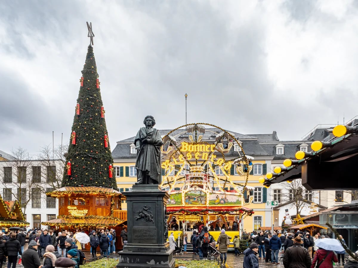 Ulmer Weihnachtsmarkt bustling with festive decorations in Ulm, featuring the iconic Minster spire.