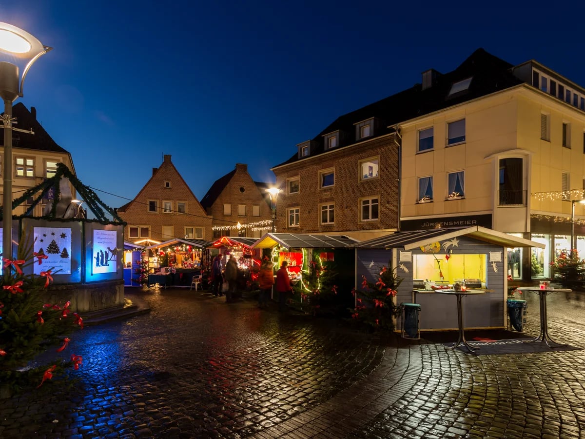 Weihnachtsmarkt Wernigerode - Marktplatz illuminated stalls Wernigerode festive atmosphere historic architecture