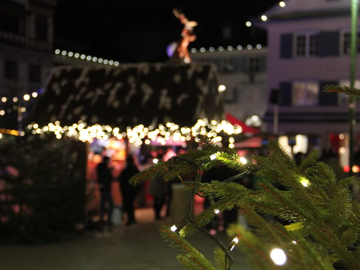 Weihnachtsmarkt Wernigerode - Marktplatz illuminated by warm lights under a starry sky