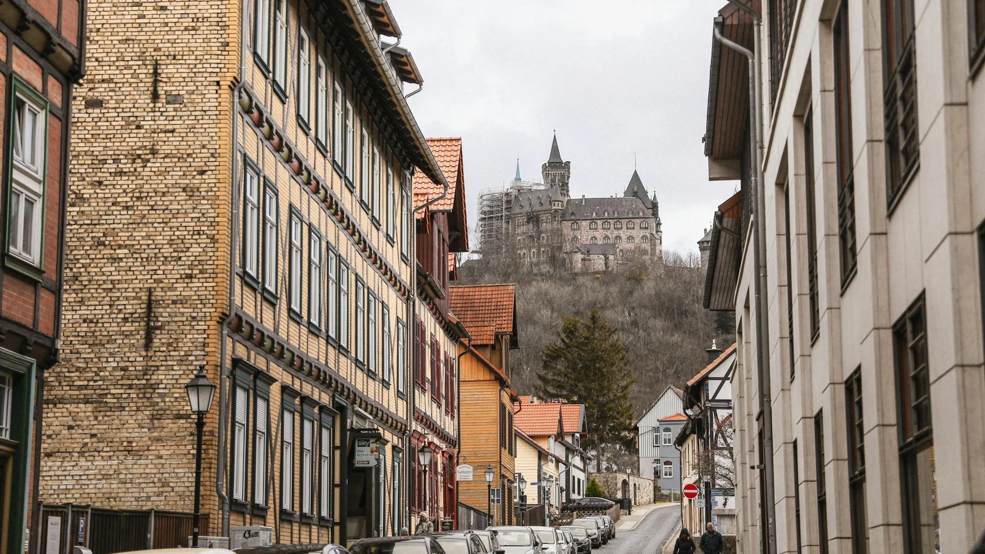 Wernigerode winter street view showcasing medieval architecture and castle
