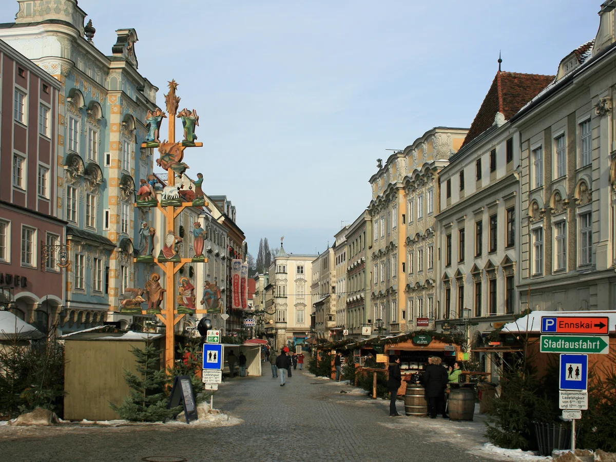 Sterzinger Glockenweihnacht cross in Stadtplatz, Vipiteno showcasing vibrant Christmas market atmosphere.