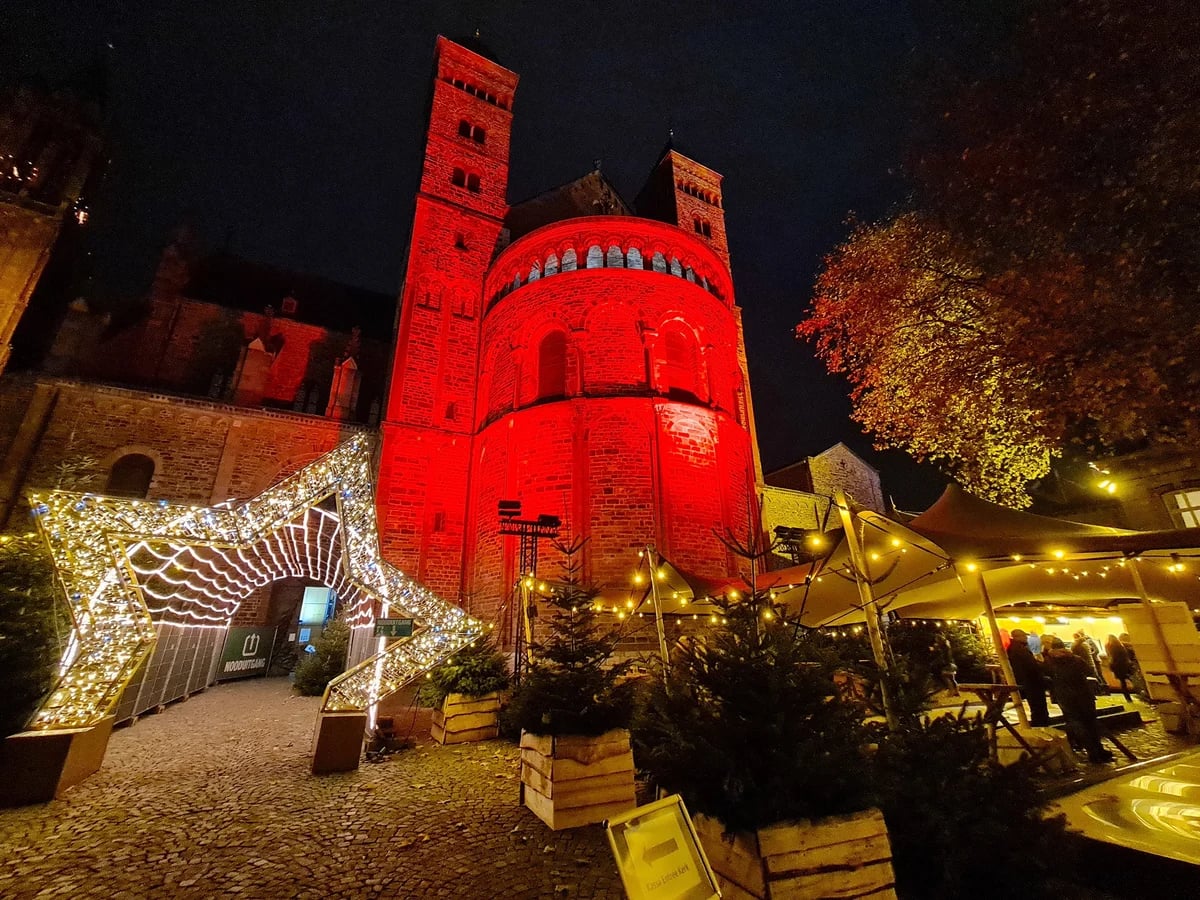 Maastricht Sint-Servaasbasiliek illuminated during winter festivities