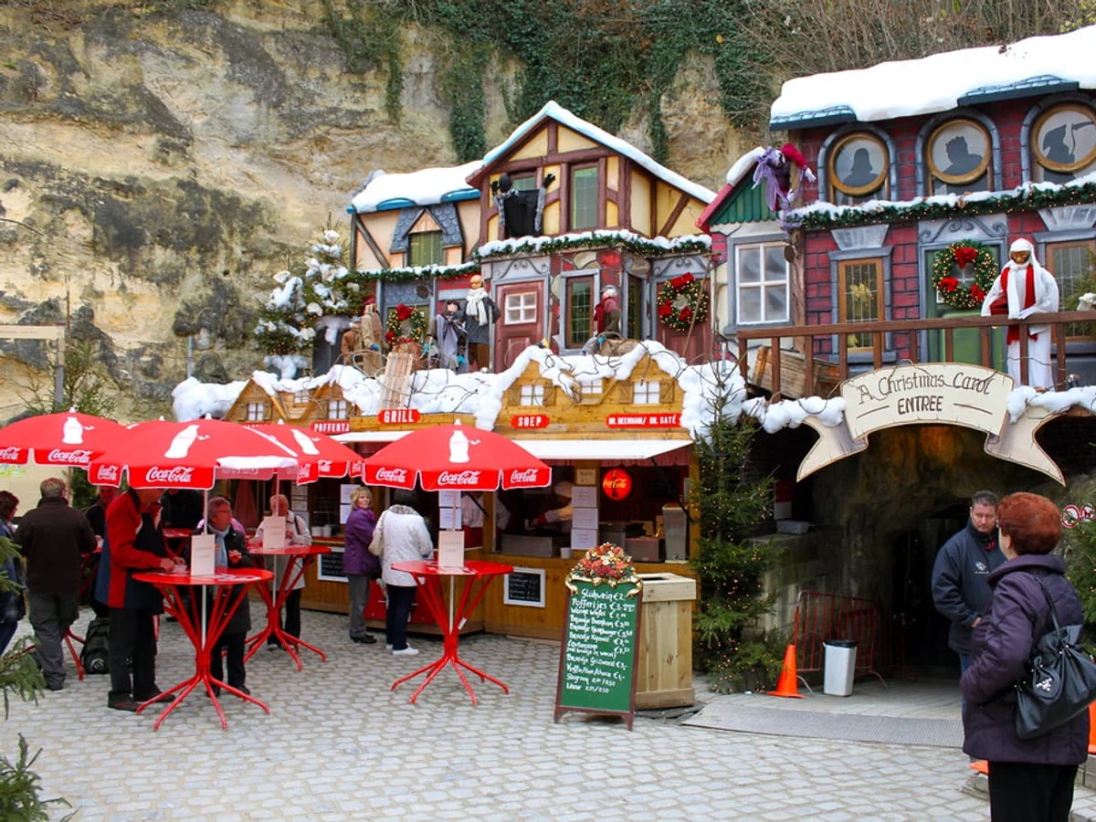 Kerststad Valkenburg - MergelRijk underground Christmas market in Valkenburg with festive atmosphere and stone backdrop