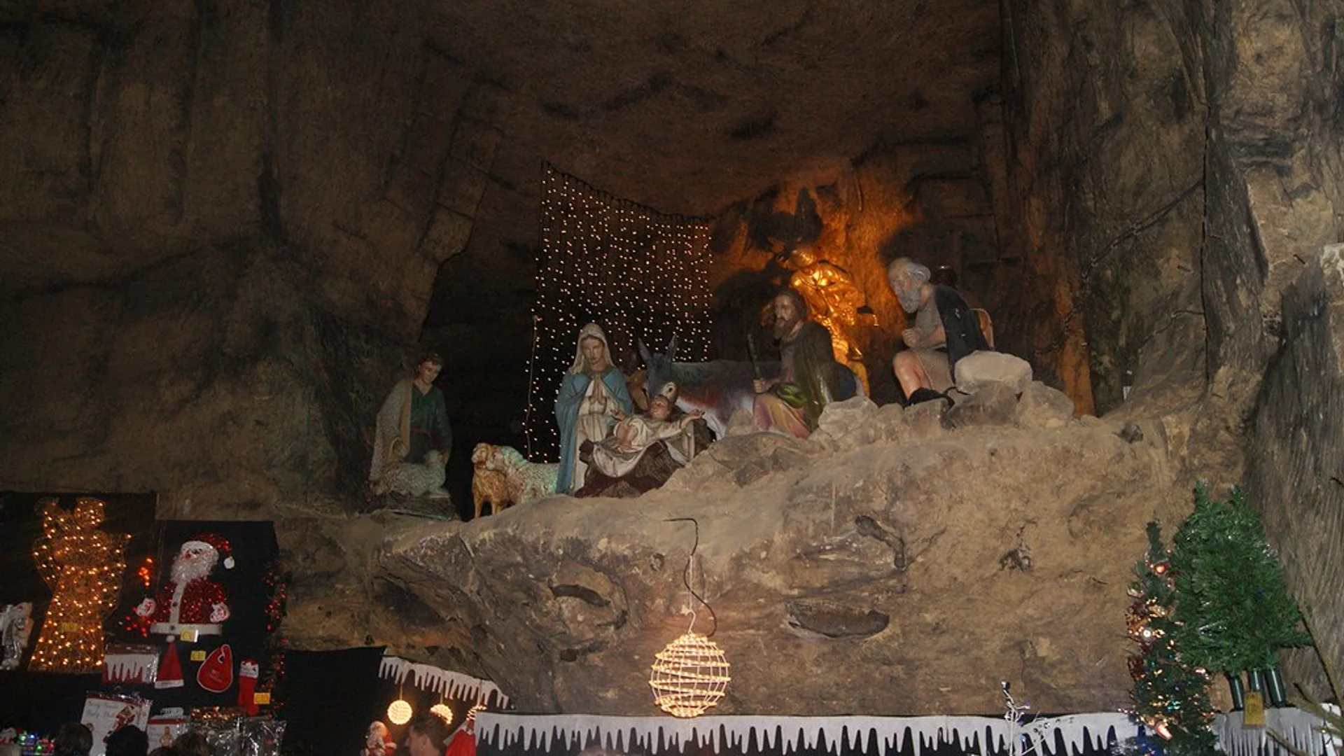 Kerststad Valkenburg - MergelRijk nativity scene in Valkenburg glowing in enchanting underground atmosphere with medieval quarry walls