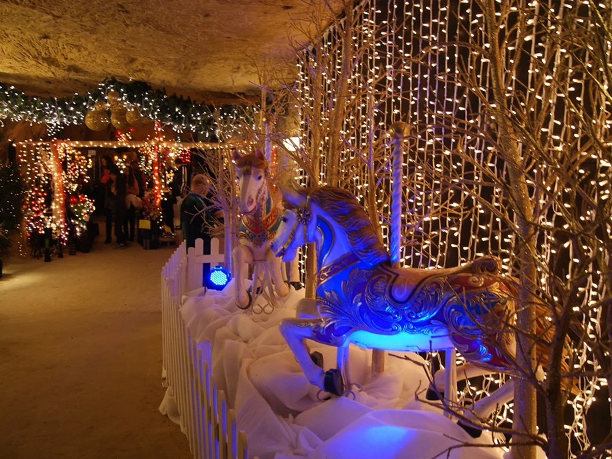 Kerststad Valkenburg - MergelRijk underground market glow city Valkenburg festive atmosphere