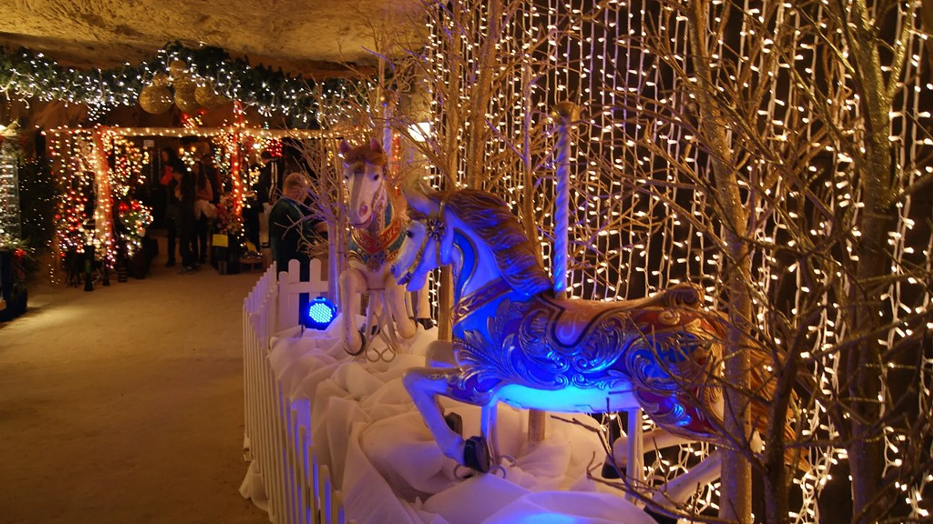 Kerststad Valkenburg - whimsical carousel horse in Wilhelminagroeve, enchanting atmosphere in Valkenburg