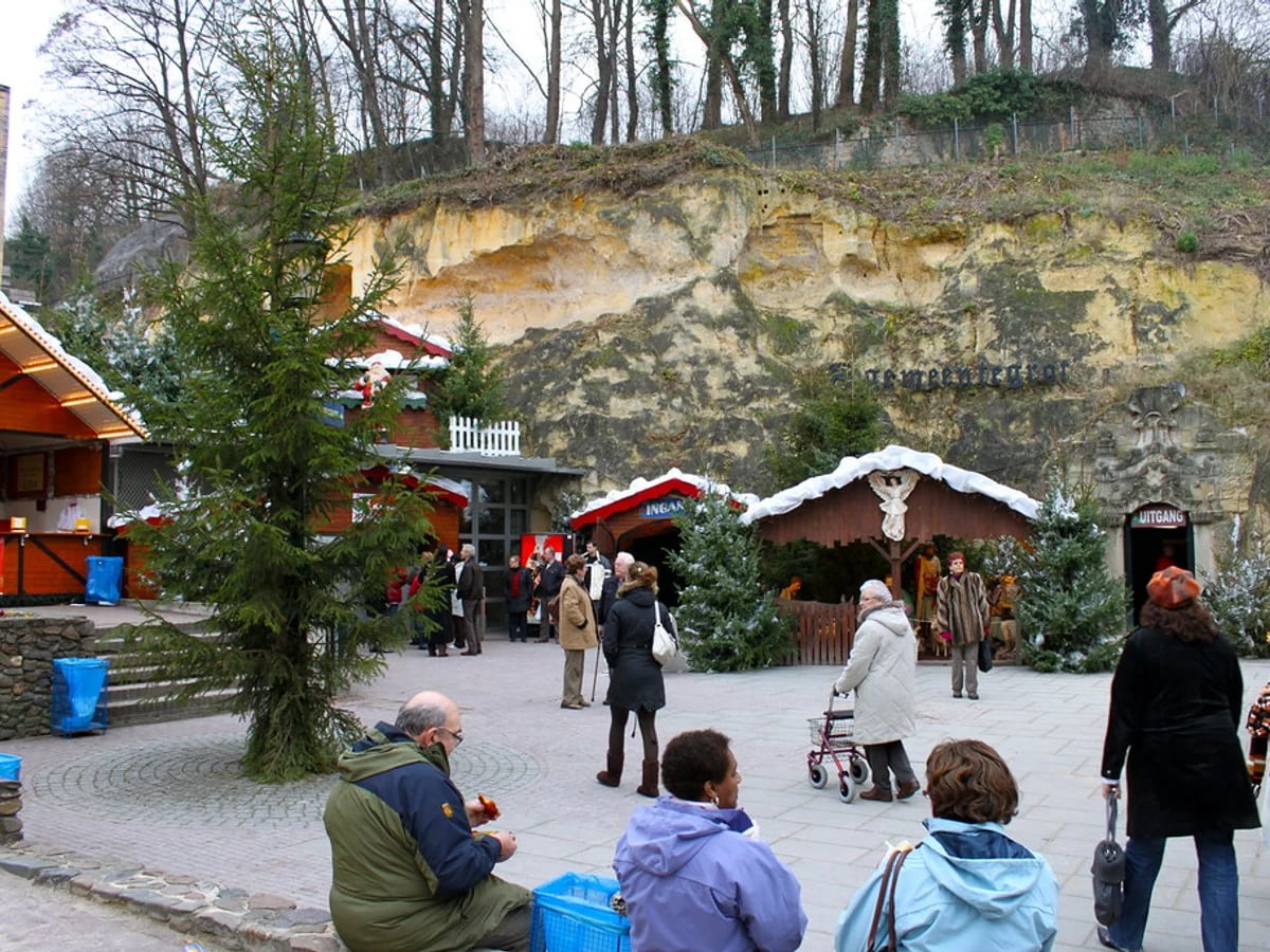 Kerststad Valkenburg underground market unique caves Valkenburg festive atmosphere Wilhelminagroeve