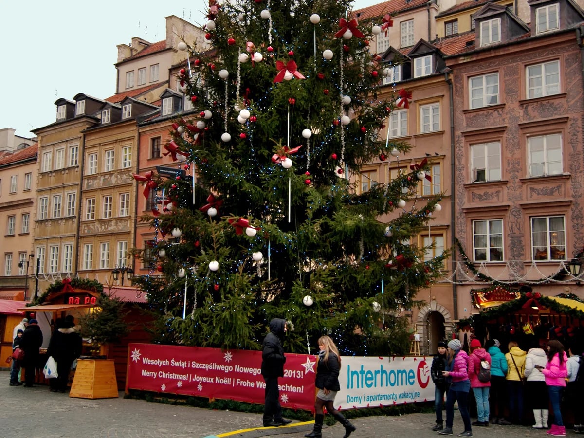 Toruński Jarmark Bożonarodzeniowy festive tree Torun Old Town Market Square medieval architecture