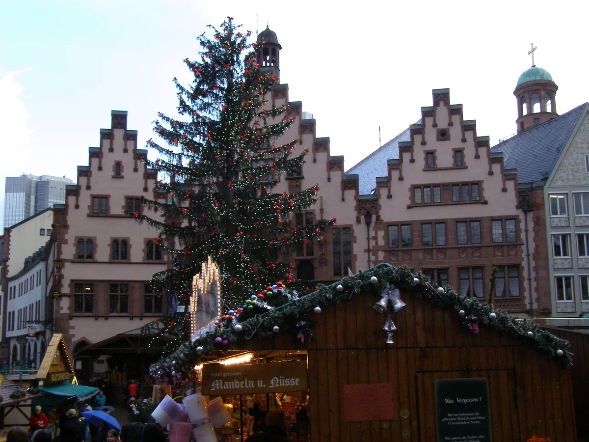 Čarobni Maribor - Main Square Christmas market with iconic City Hall and festive atmosphere