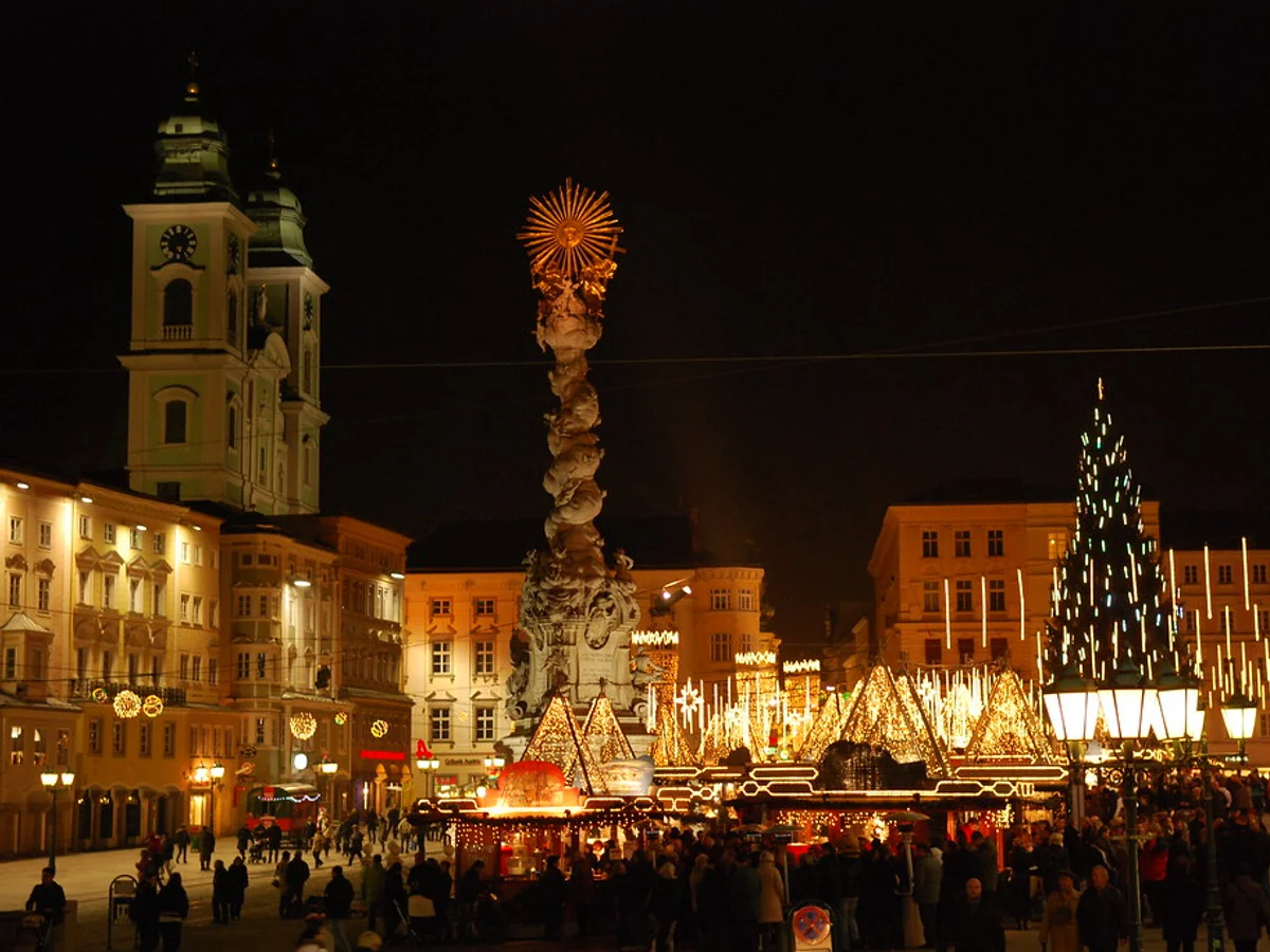 Čarobni Maribor - Main Square glowing at twilight with festive crowds and Cathedral tower
